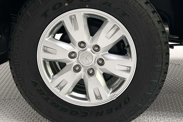 2026 Mitsubishi Triton GLX+ MV 4X4 thumb-9