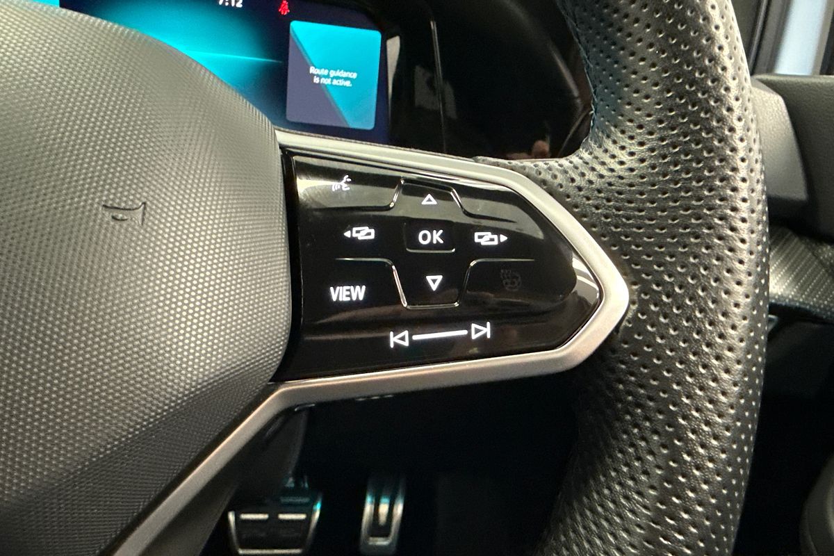 2023 Volkswagen Golf 110TSI R-Line 8