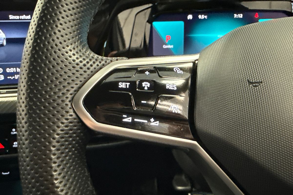 2023 Volkswagen Golf 110TSI R-Line 8