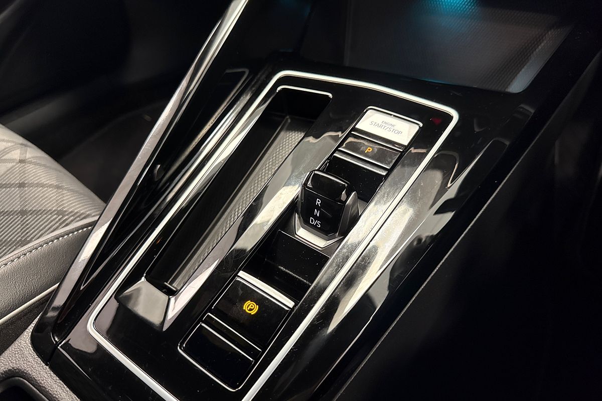 2023 Volkswagen Golf 110TSI R-Line 8