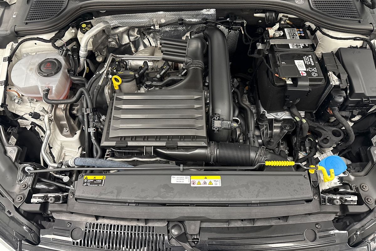 2023 Volkswagen Golf 110TSI R-Line 8