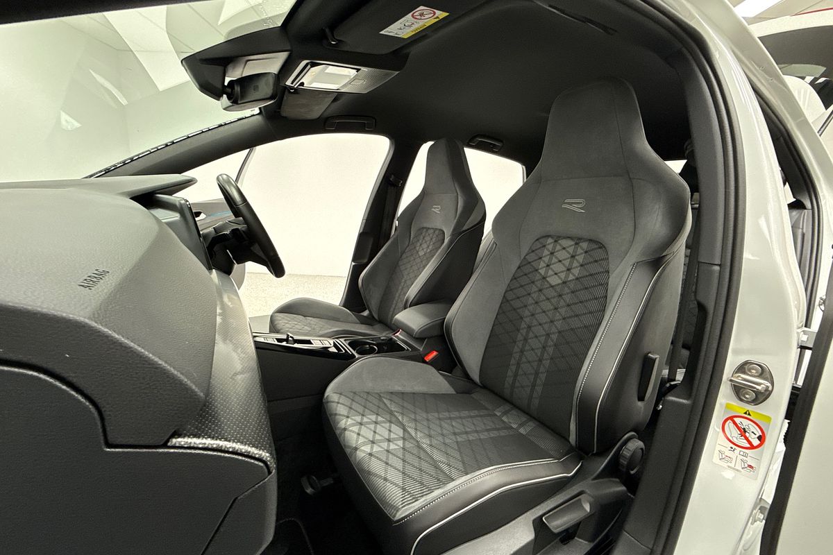2023 Volkswagen Golf 110TSI R-Line 8