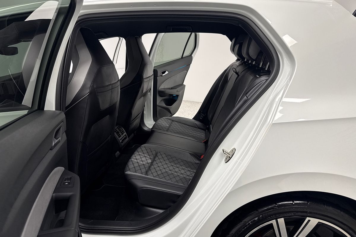 2023 Volkswagen Golf 110TSI R-Line 8