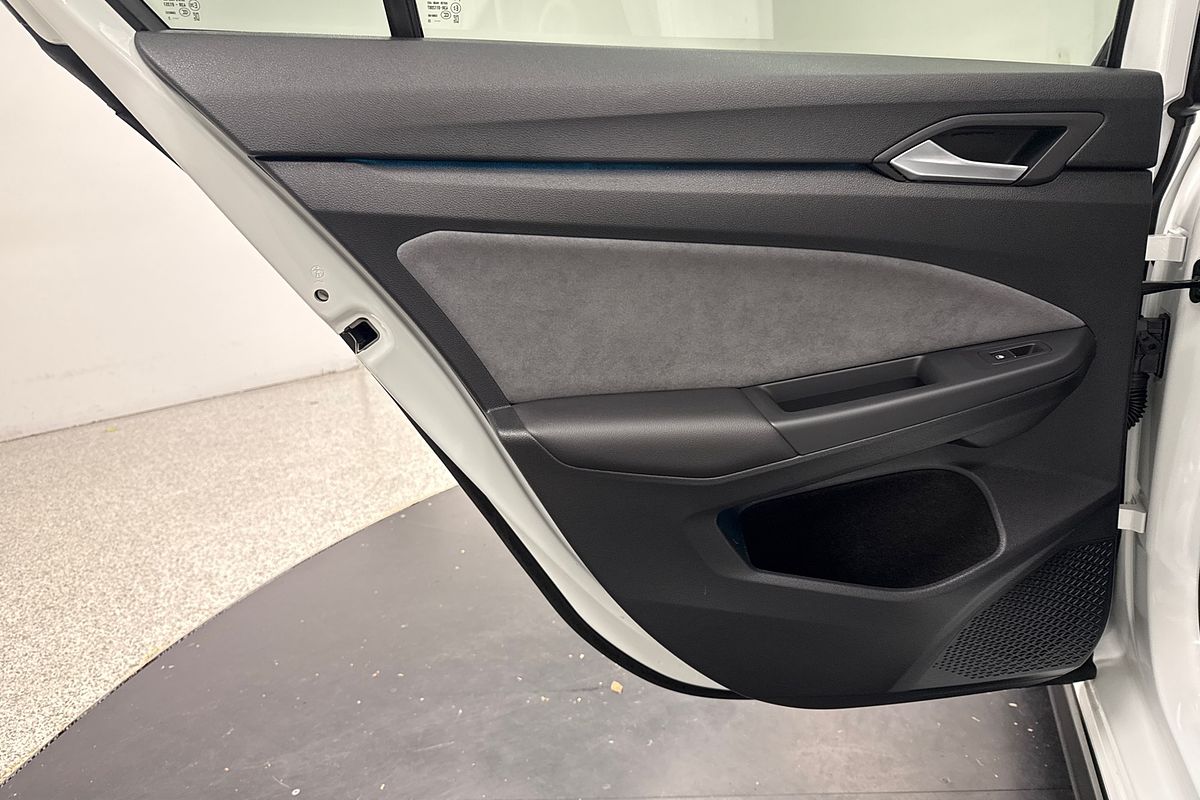 2023 Volkswagen Golf 110TSI R-Line 8