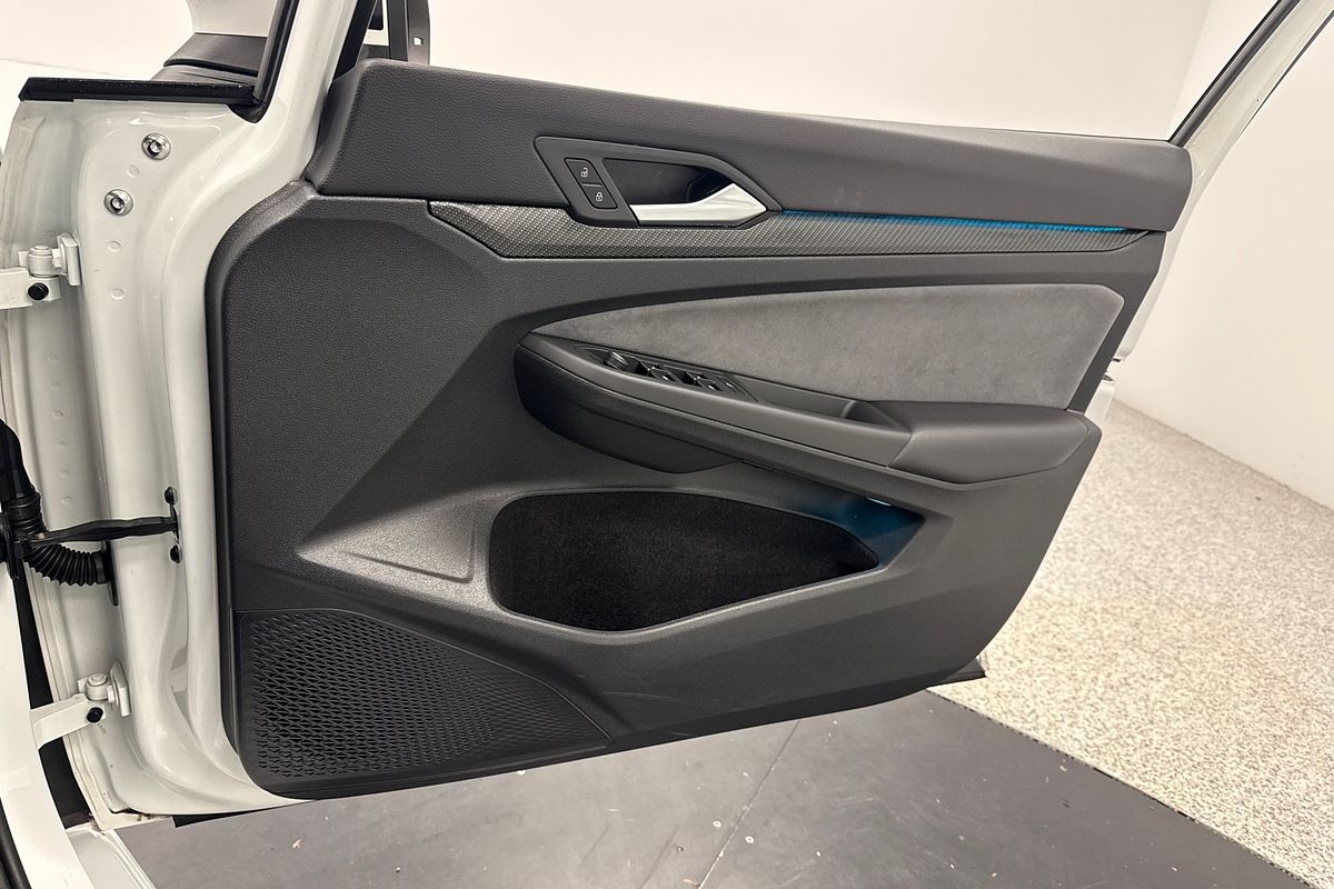 2023 Volkswagen Golf 110TSI R-Line 8