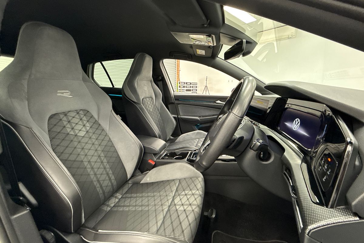 2023 Volkswagen Golf 110TSI R-Line 8