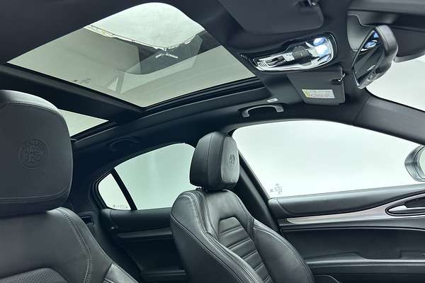 2023 Alfa Romeo Stelvio Veloce Series 4 thumb-14