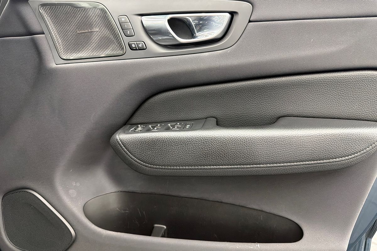 2021 Volvo XC60 B5 Momentum