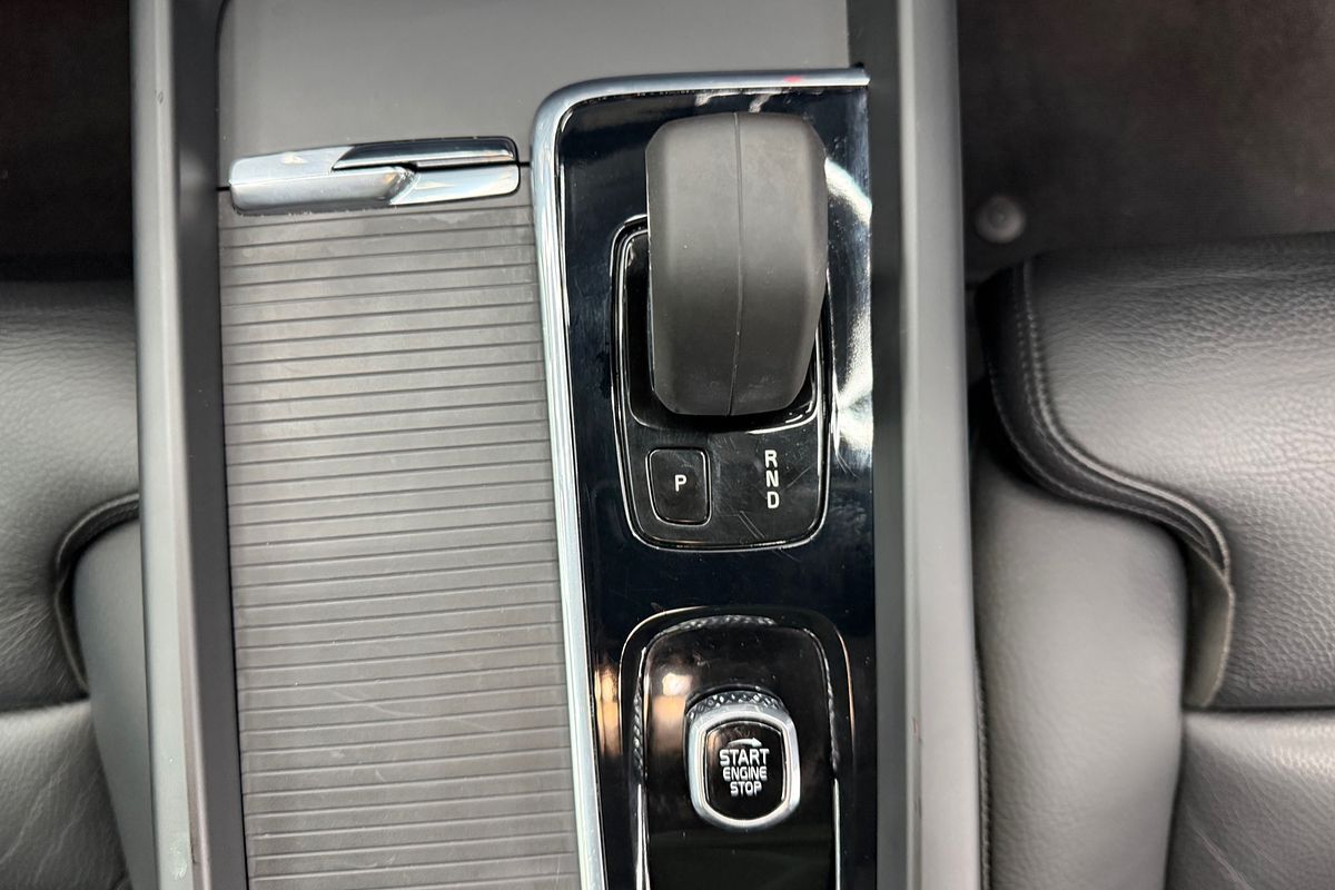 2021 Volvo XC60 B5 Momentum