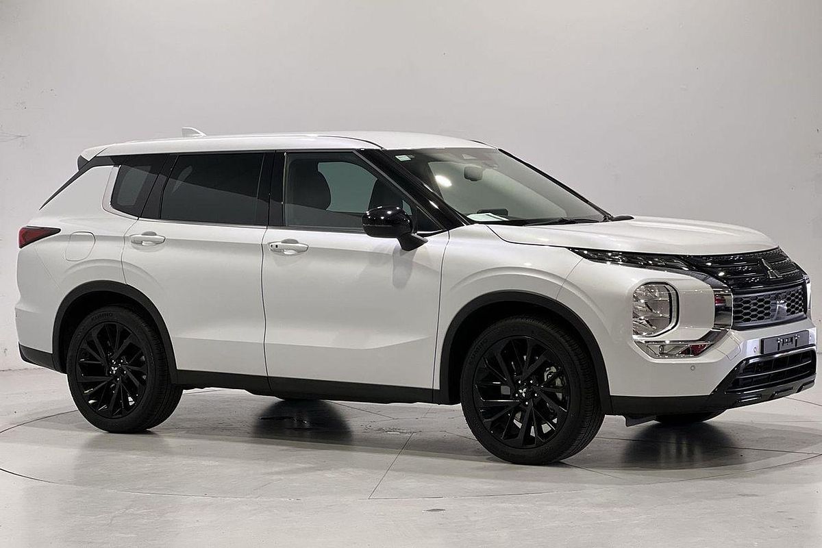 2023 Mitsubishi Outlander LS Black Edition ZM