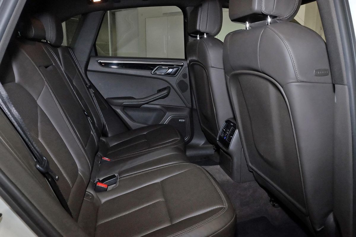 2015 Porsche Macan S Diesel 95B image 11