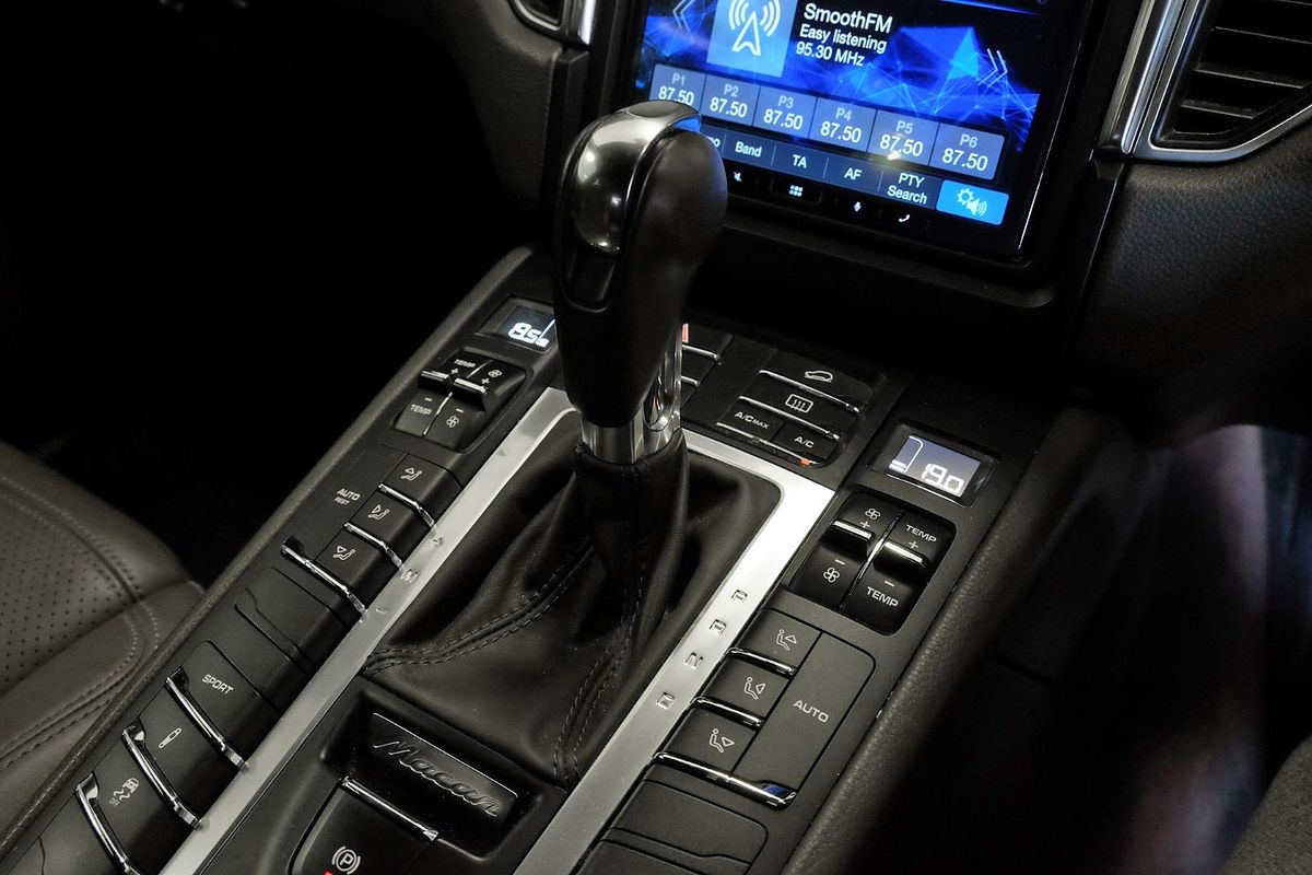 2015 Porsche Macan S Diesel 95B image 13