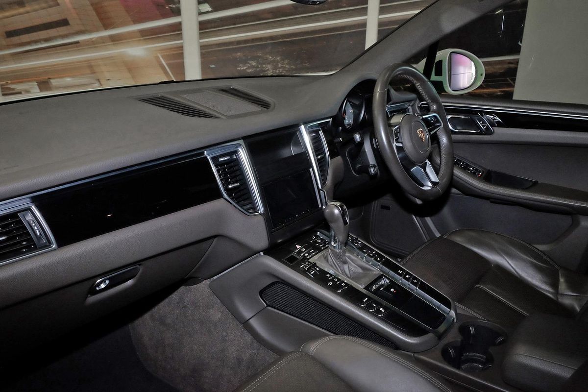 2015 Porsche Macan S Diesel 95B image 21