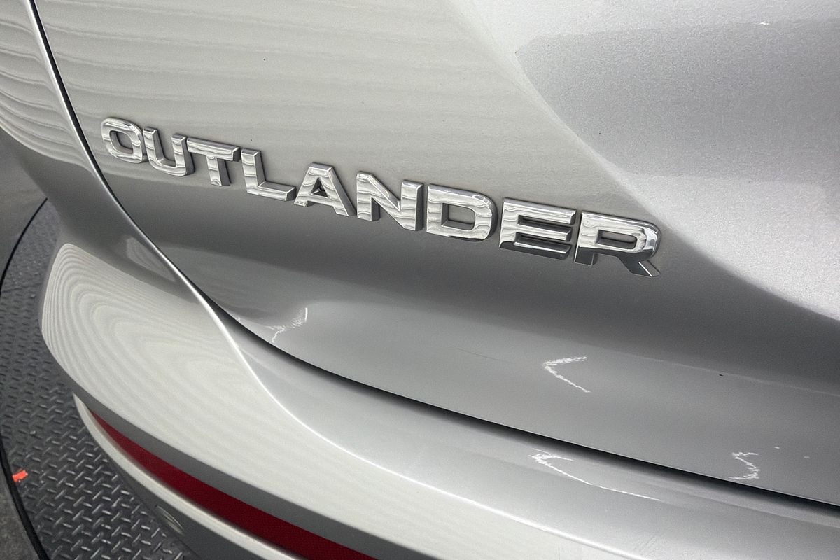 2023 Mitsubishi Outlander ES ZM