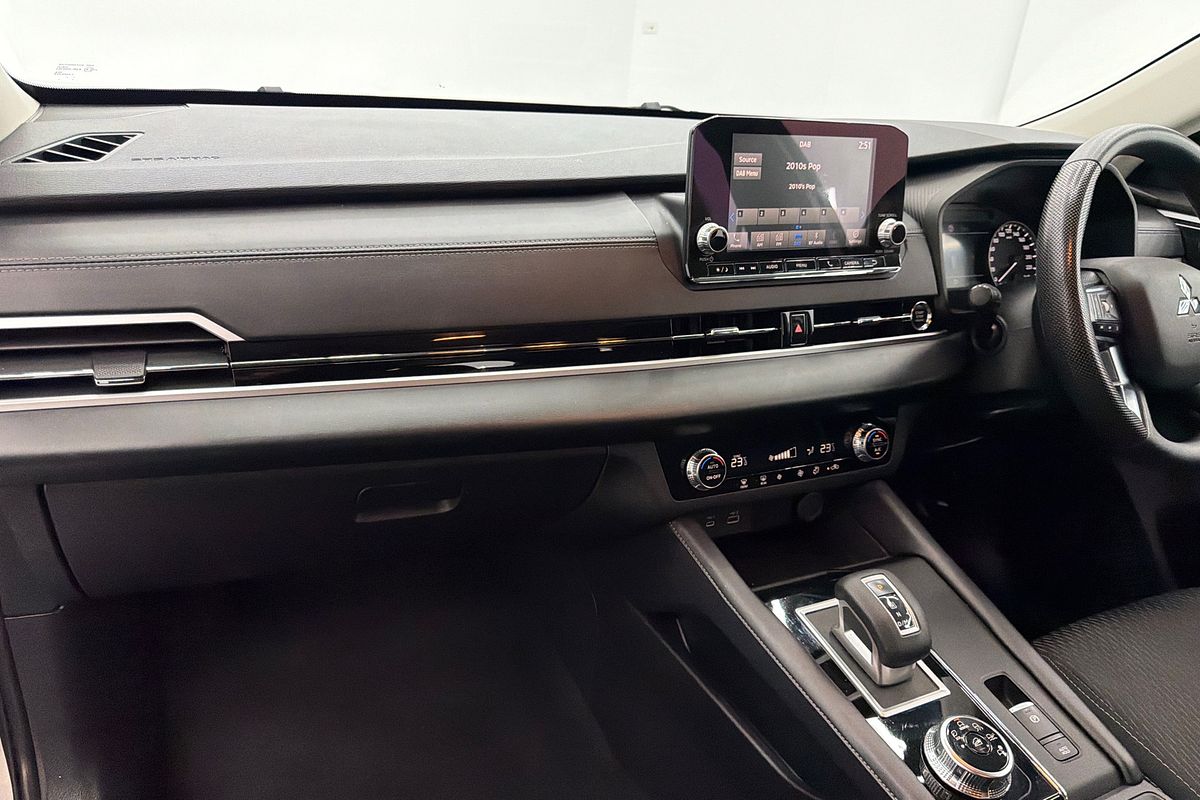 2023 Mitsubishi Outlander ES ZM
