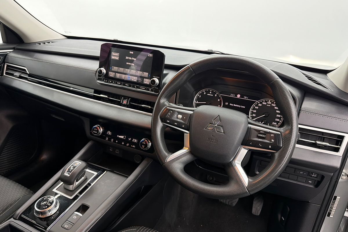 2023 Mitsubishi Outlander ES ZM