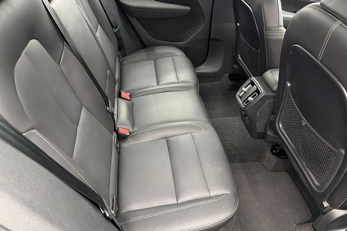 2023 Volvo XC40 Ultimate B5 Dark