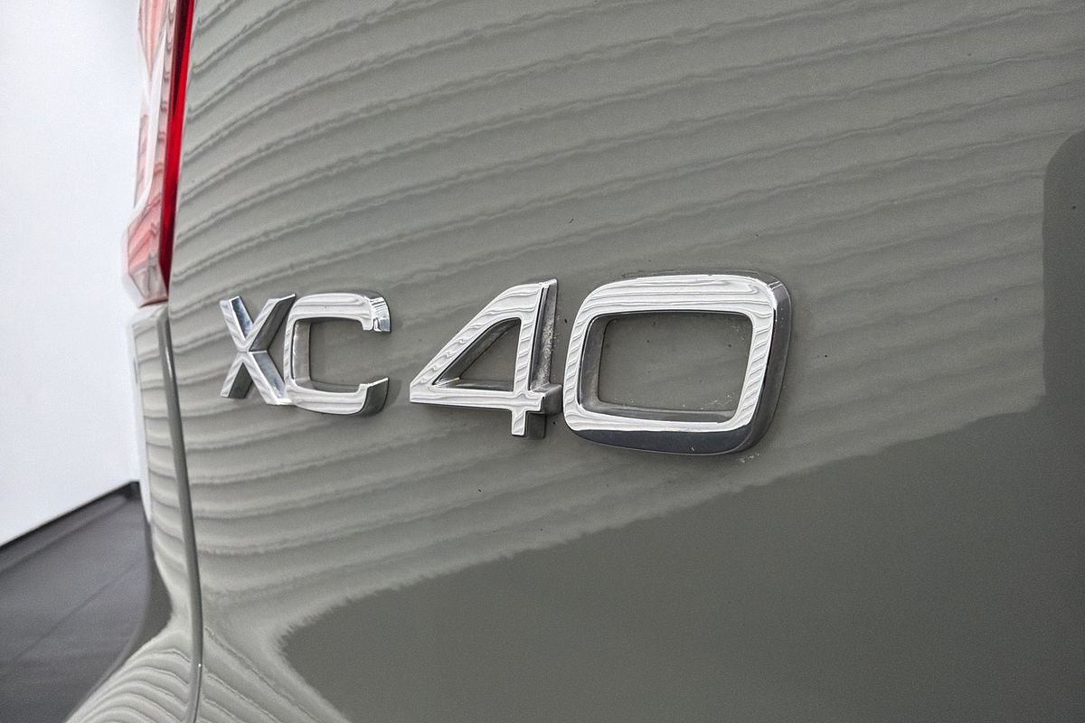 2023 Volvo XC40 Ultimate B5 Dark