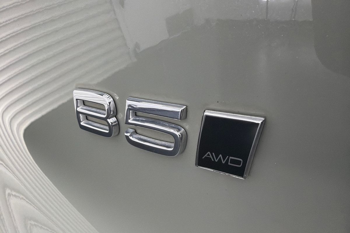 2023 Volvo XC40 Ultimate B5 Dark