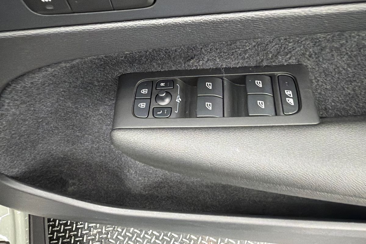 2023 Volvo XC40 Ultimate B5 Dark