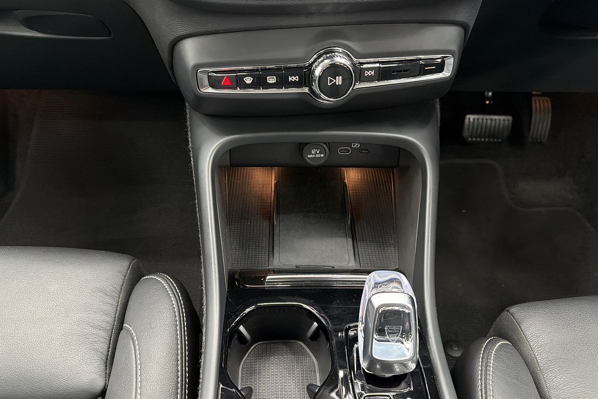 2023 Volvo XC40 Ultimate B5 Dark