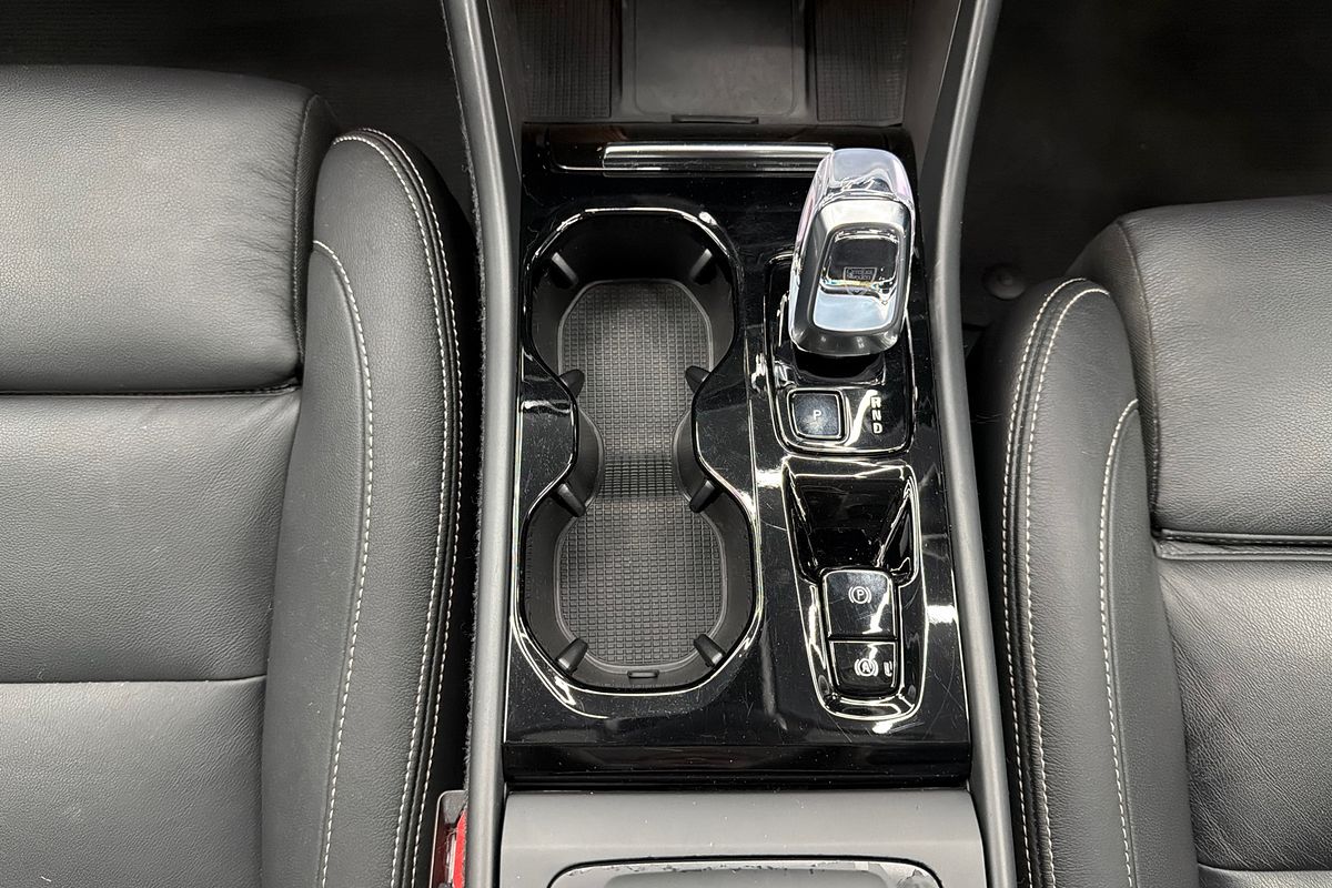 2023 Volvo XC40 Ultimate B5 Dark