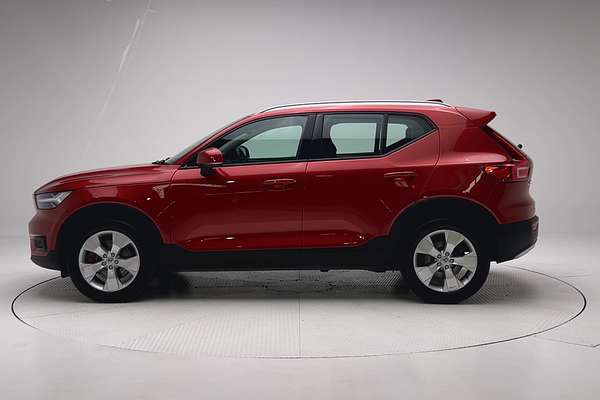 2022 Volvo XC40 T4 Momentum thumb-4