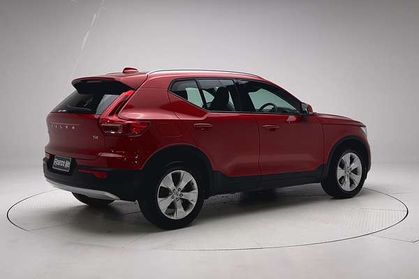2022 Volvo XC40 T4 Momentum thumb-7