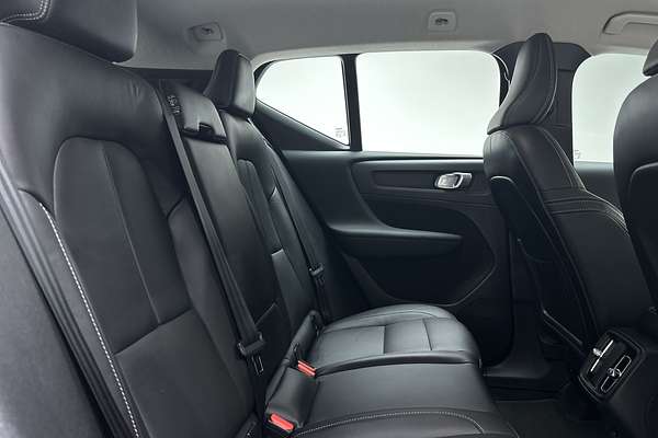2022 Volvo XC40 T4 Momentum thumb-11