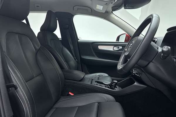 2022 Volvo XC40 T4 Momentum thumb-12