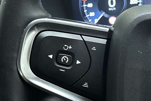 2022 Volvo XC40 T4 Momentum thumb-15