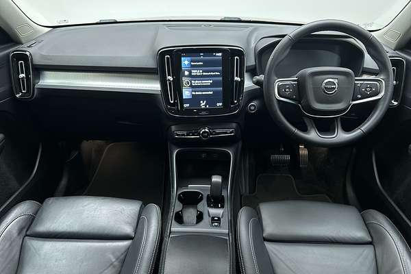 2022 Volvo XC40 T4 Momentum thumb-19