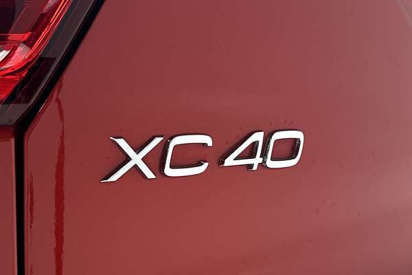 2022 Volvo XC40 T4 Momentum thumb-21