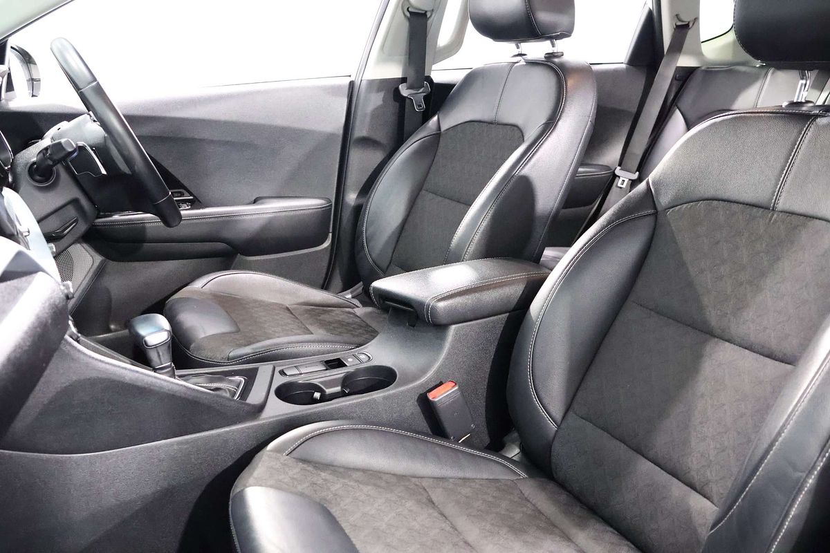 2022 Kia Niro Hybrid S DE