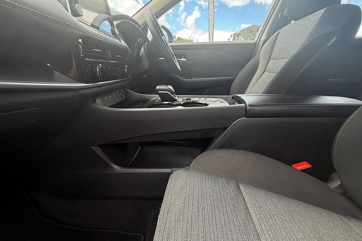 2025 Nissan X-TRAIL ST T33