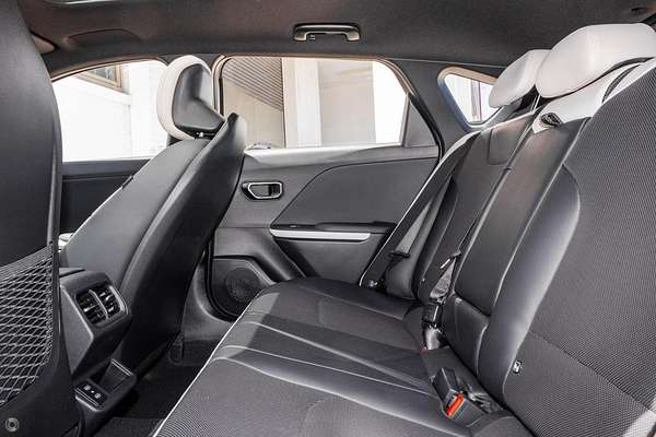 2026 Kia K4 GT-Line CL4m thumb-8