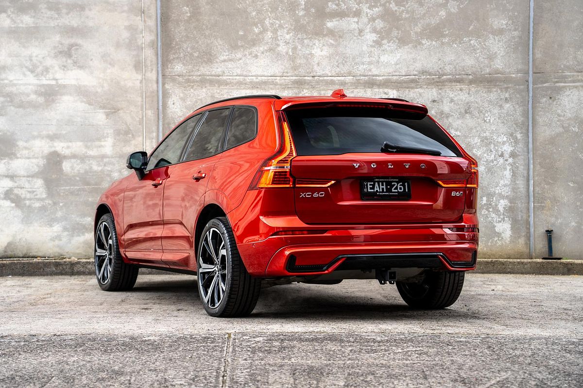 2022 Volvo XC60 B6 R-Design