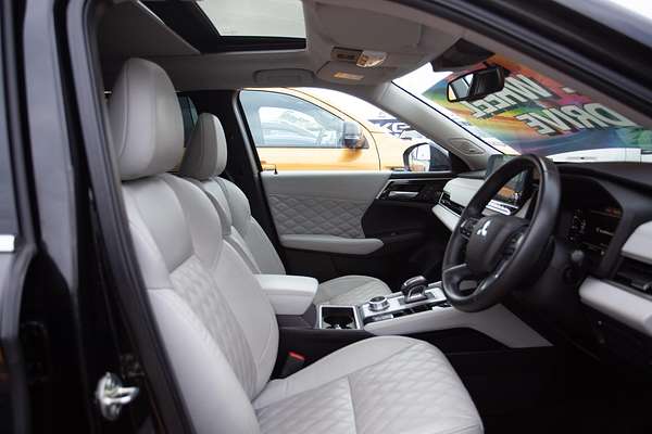 2022 Mitsubishi Outlander Exceed ZM thumb-2