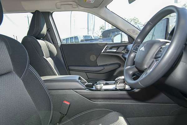 2025 Mitsubishi Outlander ES ZM thumb-9