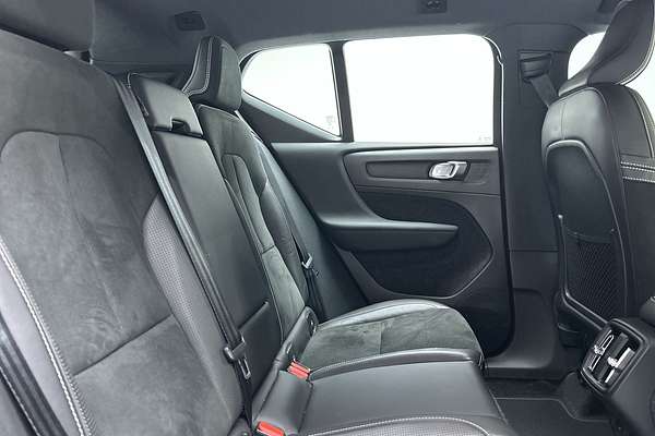 2019 Volvo XC40 T5 R-Design thumb-10