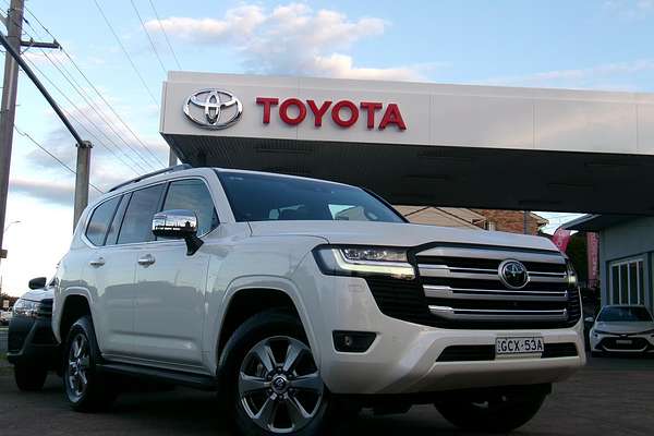 2022 Toyota Landcruiser Sahara FJA300R