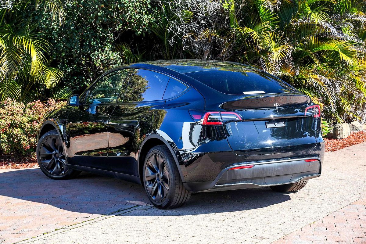 2024 Tesla Model Y Rear-Wheel Drive