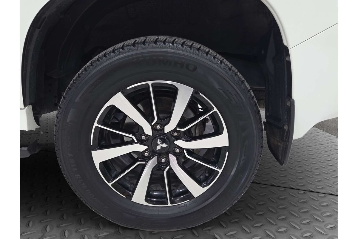 2017 Mitsubishi Pajero Sport Exceed QE image 4