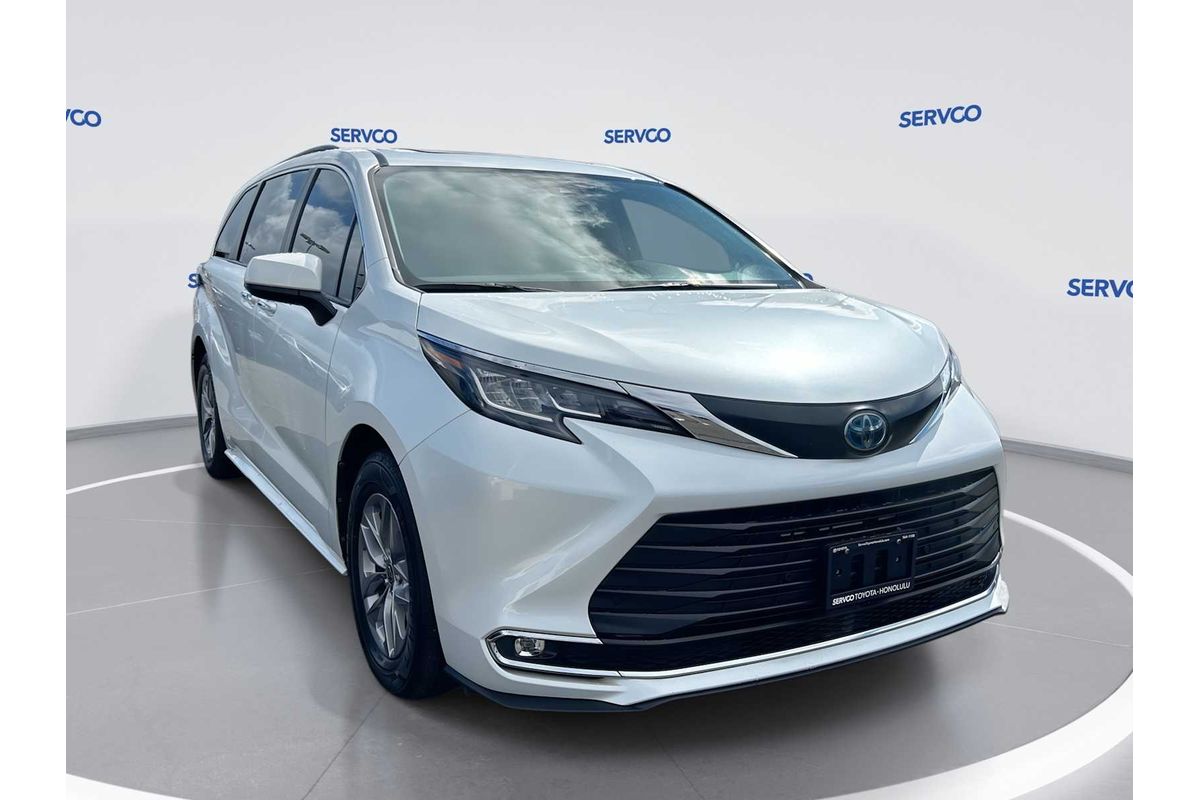 2022 Toyota SIENNA XLE