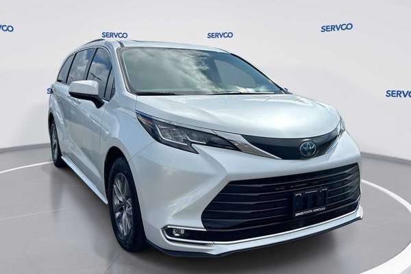 2022 Toyota SIENNA XLE