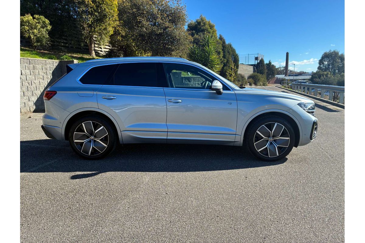 2025 Volkswagen Touareg 210TDI R-Line RC