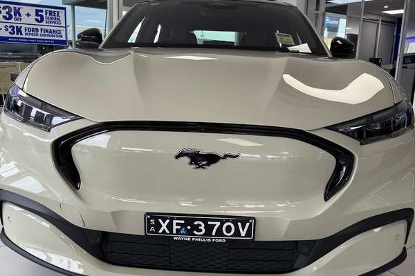 2025 Ford Mustang Mach-E Premium thumb-2