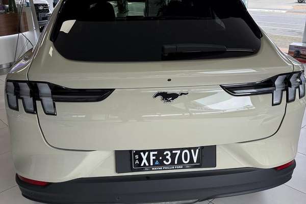 2025 Ford Mustang Mach-E Premium thumb-4