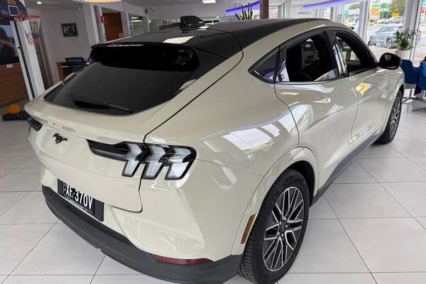 2025 Ford Mustang Mach-E Premium thumb-6