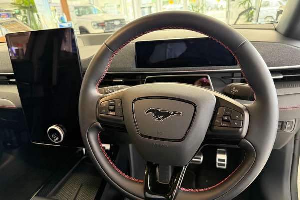 2025 Ford Mustang Mach-E Premium thumb-9